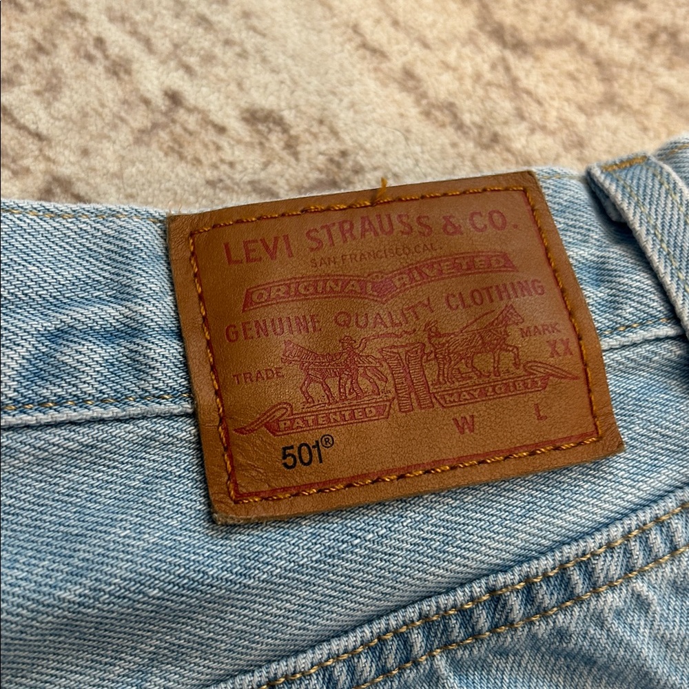 Levi's 501 Original Cut-Off Denim Shorts, featuring a classic button fly size 29 - Picture 5 of 9